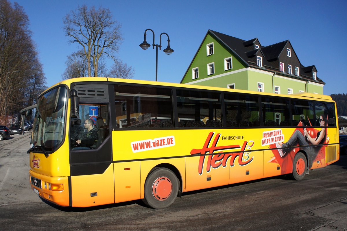 Bus Schwarzenberg / Bus Erzgebirge: MAN ÜL der Fahrschule Herrl (Verkehrsbildungszentrum Erzgebirge), aufgenommen im Februar 2018 im Stadtgebiet von Schwarzenberg / Erzgebirge.