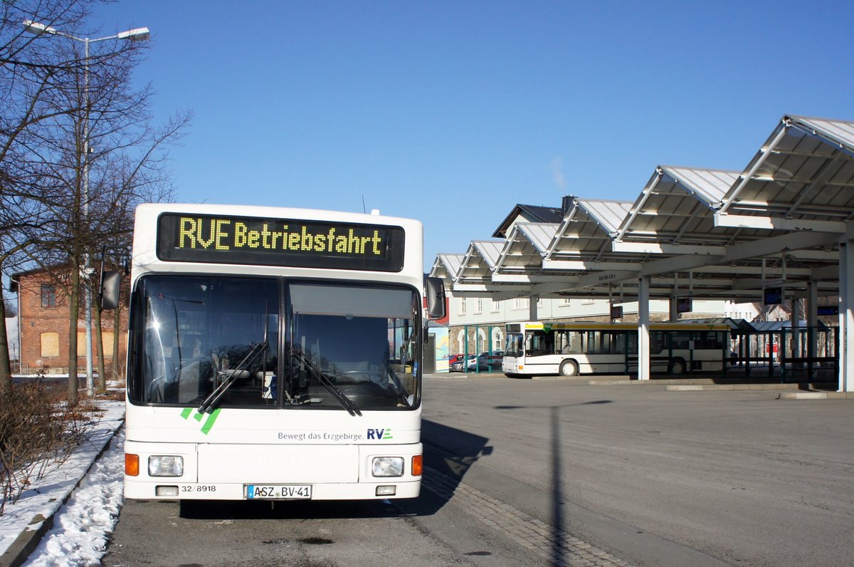 Bus Schwarzenberg / Bus Erzgebirge: MAN EL (ASZ-BV 41) sowie MAN NL der RVE (Regionalverkehr Erzgebirge GmbH), aufgenommen im Februar 2018 am Bahnhof von Schwarzenberg / Erzgebirge.