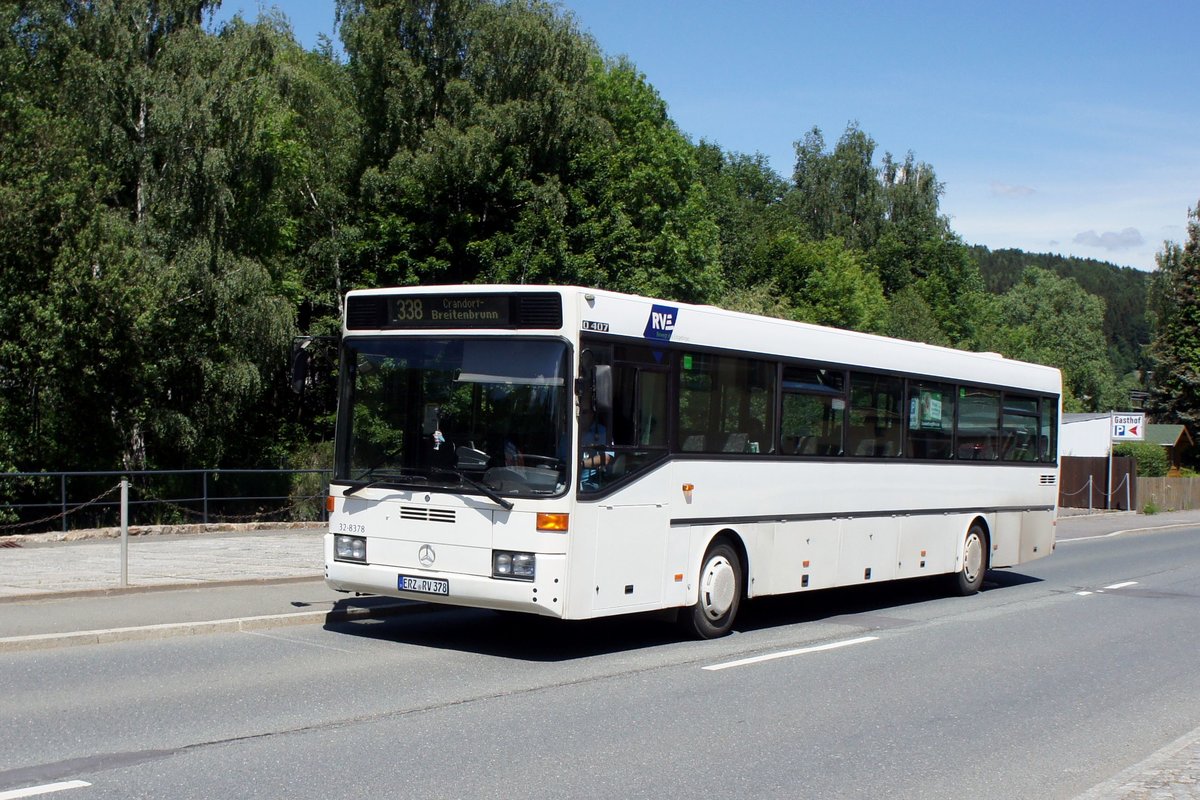 Bus Schwarzenberg / Bus Erzgebirge: Mercedes-Benz O 407 (ERZ-RV 378) der RVE (Regionalverkehr Erzgebirge GmbH), aufgenommen im Juni 2020 im Stadtgebiet von Schwarzenberg / Erzgebirge.