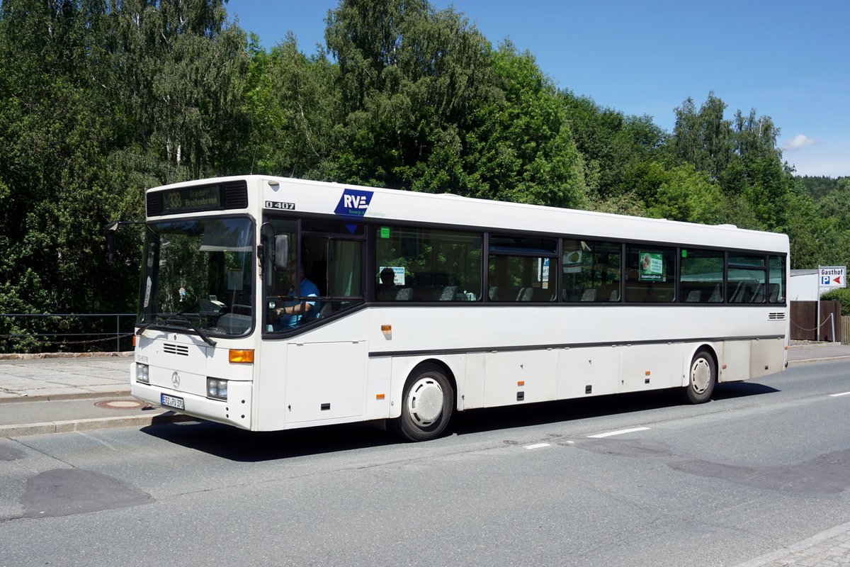 Bus Schwarzenberg / Bus Erzgebirge: Mercedes-Benz O 407 (ERZ-RV 378) der RVE (Regionalverkehr Erzgebirge GmbH), aufgenommen im Juni 2020 im Stadtgebiet von Schwarzenberg / Erzgebirge.