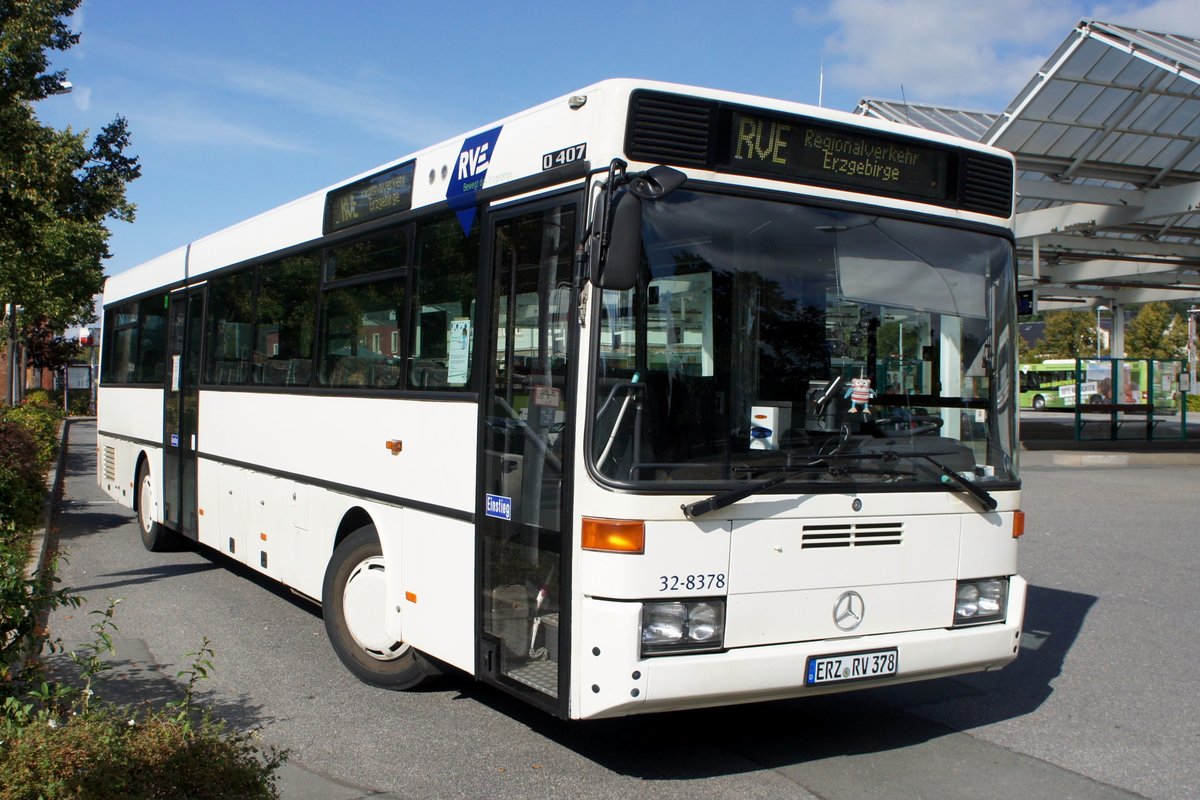 Bus Schwarzenberg / Bus Erzgebirge: Mercedes-Benz O 407 (ERZ-RV 378) der RVE (Regionalverkehr Erzgebirge GmbH), aufgenommen im September 2020 am Bahnhof von Schwarzenberg / Erzgebirge.