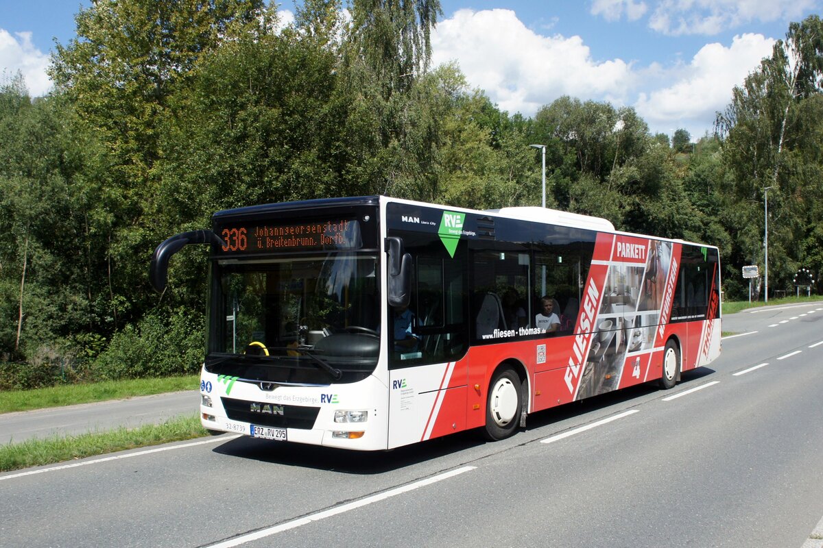 Bus Schwarzenberg / Bus Erzgebirge: MAN Lion's City Ü (ERZ-RV 295) der RVE (Regionalverkehr Erzgebirge GmbH), aufgenommen im August 2023 im Stadtgebiet von Schwarzenberg / Erzgebirge.
