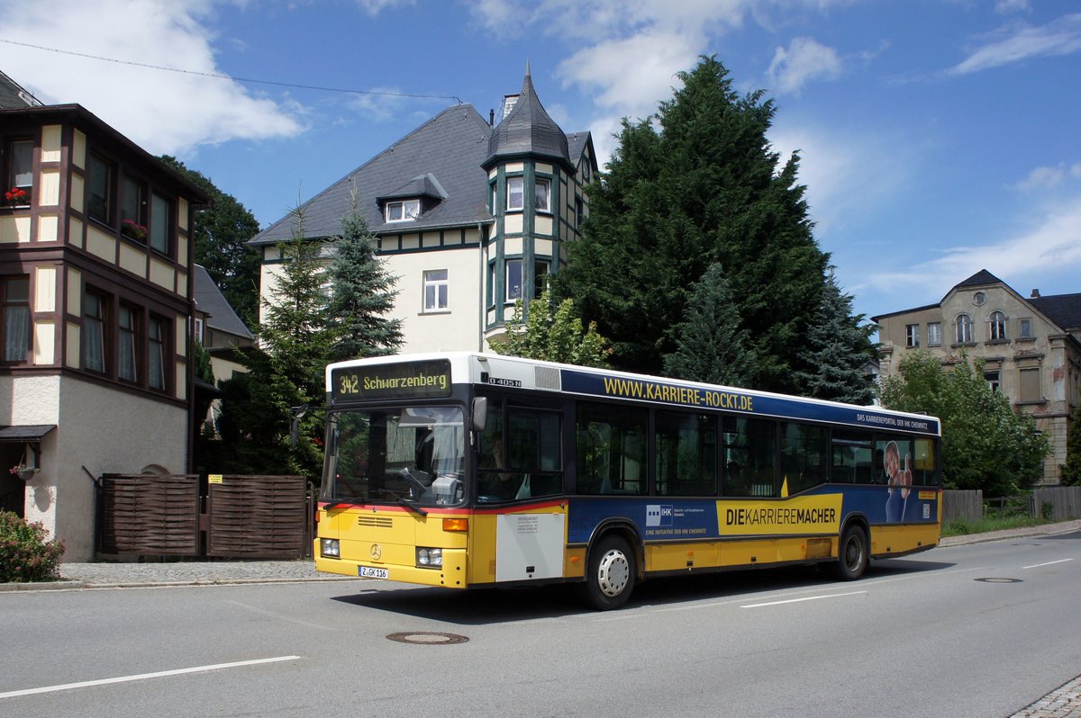 Bus Schwarzenberg / Bus Grünhain-Beierfeld / Bus Erzgebirge: Mercedes-Benz O 405 N (in der Lackierung der PostAuto Schweiz AG) der Firma Reisedienst Gerhart Kaiser GmbH aus Zwickau (im Auftrag der RVE - Regionalverkehr Erzgebirge GmbH). Aufgenommen im Juli 2017 im Stadtgebiet von Grünhain-Beierfeld.
