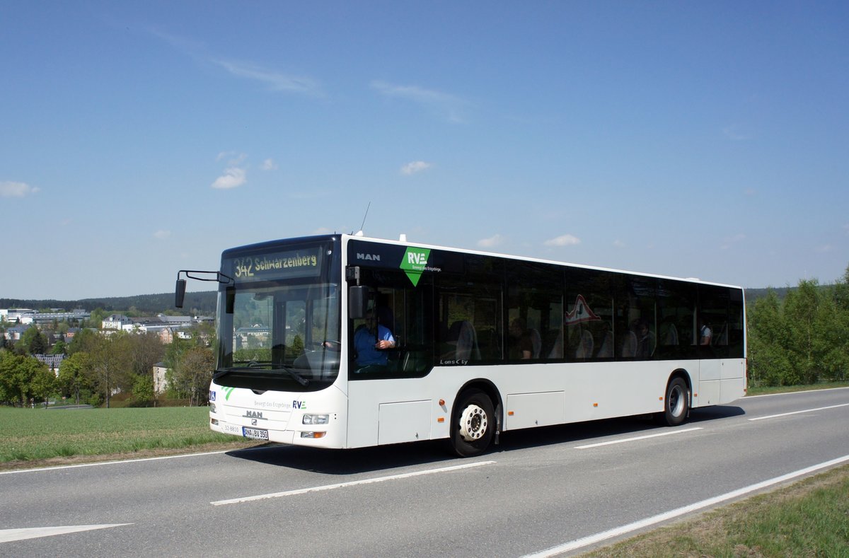 Bus Schwarzenberg / Bus Grünhain-Beierfeld / Bus Erzgebirge: MAN Lion's City Ü der RVE (Regionalverkehr Erzgebirge GmbH), aufgenommen im April 2018 im Stadtgebiet von Grünhain-Beierfeld.