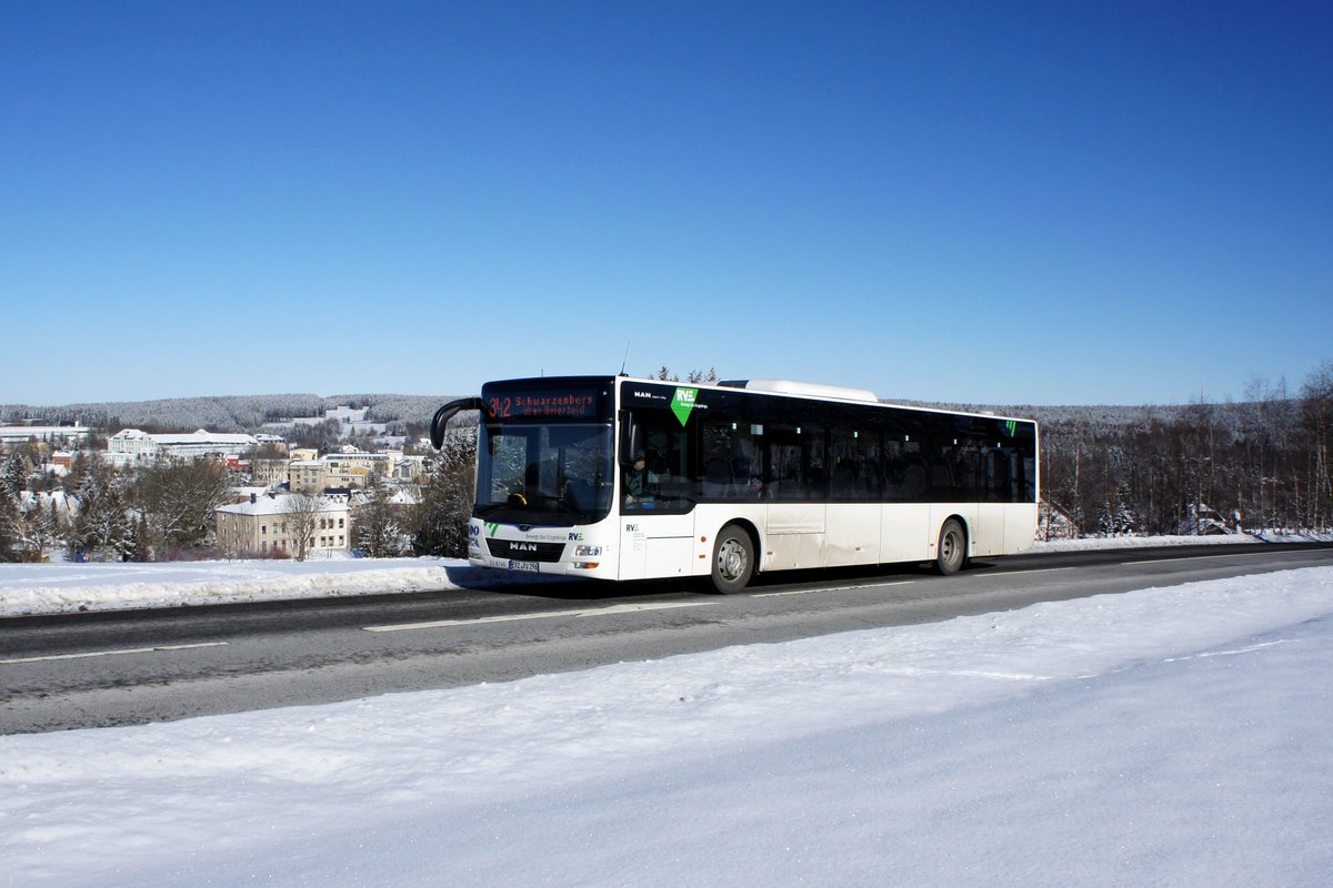 Bus Schwarzenberg / Bus Grünhain-Beierfeld / Bus Erzgebirge: MAN Lion's City Ü der RVE (Regionalverkehr Erzgebirge GmbH), aufgenommen im Februar 2021 im Stadtgebiet von Grünhain-Beierfeld.