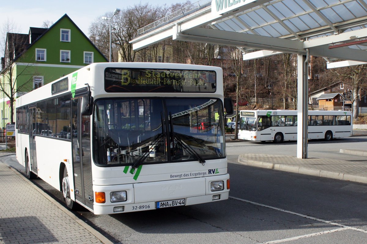 Bus Schwarzenberg / Stadtbus Schwarzenberg / Bus Erzgebirge: MAN EL (ANA-BV 44) sowie MAN EL (ASZ-BV 47) der RVE (Regionalverkehr Erzgebirge GmbH), aufgenommen im Februar 2020 am Bahnhof von Schwarzenberg / Erzgebirge.