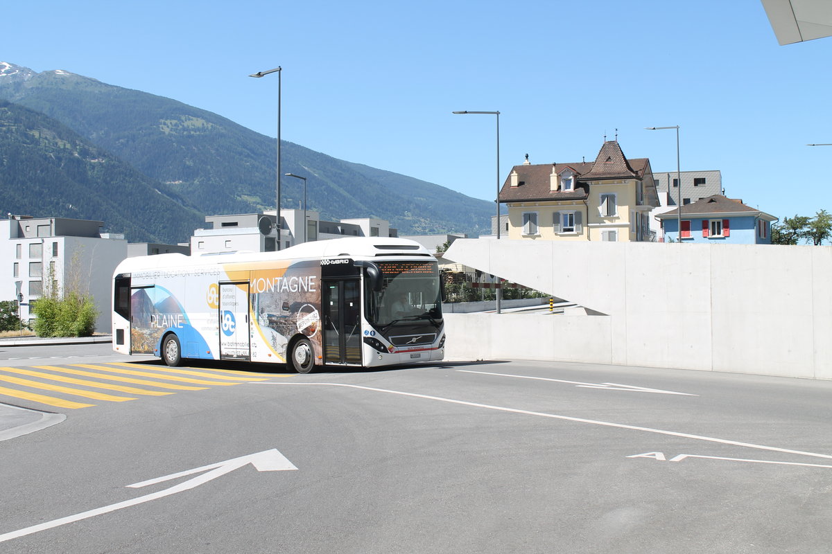 Bus Sierroise VS 133 230 (Volvo 7900 Hybrid) am 7.7.2020 beim Bhf. Sierre/Siders