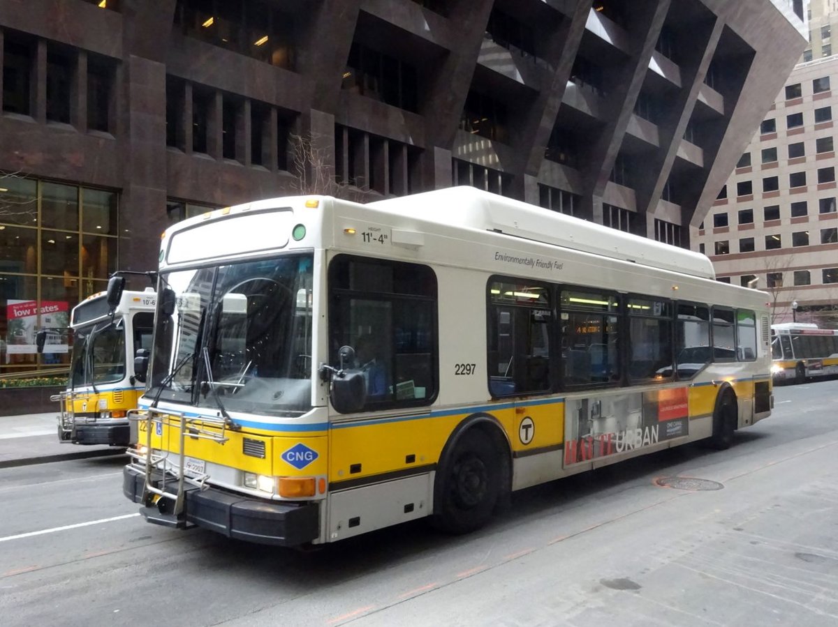 Bus United States of America (USA): Stadtbus Boston (Massachusetts): North American Bus Industries (NABI) 40-LFW Erdgasbus der Massachusetts Bay Transportation Authority (MBTA), aufgenommen im April 2016 in der Innenstadt von Boston (Massachusetts).