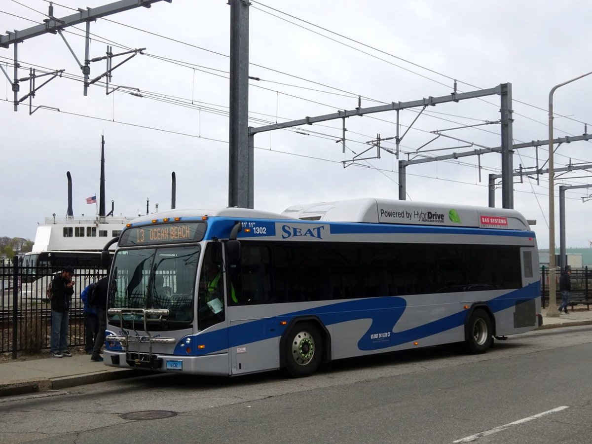Bus United States of America (USA): Stadtbus New London (Connecticut): Gillig BRT 35' HEV (Hybridbus) der Southeast Area Transit District (SEAT) / Connecticut Transit, aufgenommen im Mai 2016 am Bahnhof von New London (Connecticut).