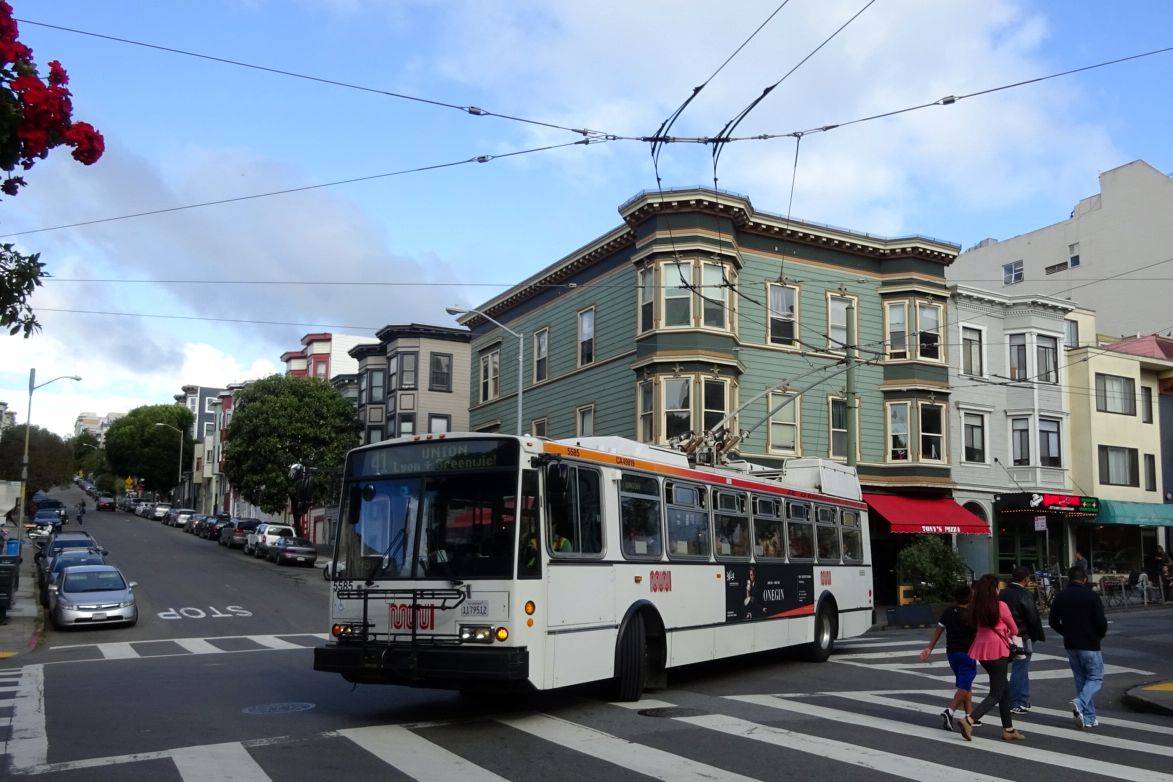 Bus United States of America (USA): Bus San Francisco (Kalifornien): Škoda 14TrSF, ein O-Bus mit der Wagennummer 5585 der San Francisco Municipal Railway (MUNI), aufgenommen im April 2016 im Stadtgebiet von San Francisco (Kalifornien).
