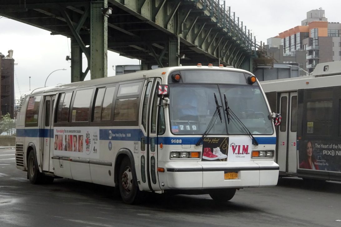 Bus United States of America (USA): Bus New York City (New York): General Motors (GMC) RTS (Rapid Transit Series) der Metropolitan Transportation Authority (MTA) / New York City Bus, aufgenommen im Mai 2016 im Stadtgebiet von New York City.