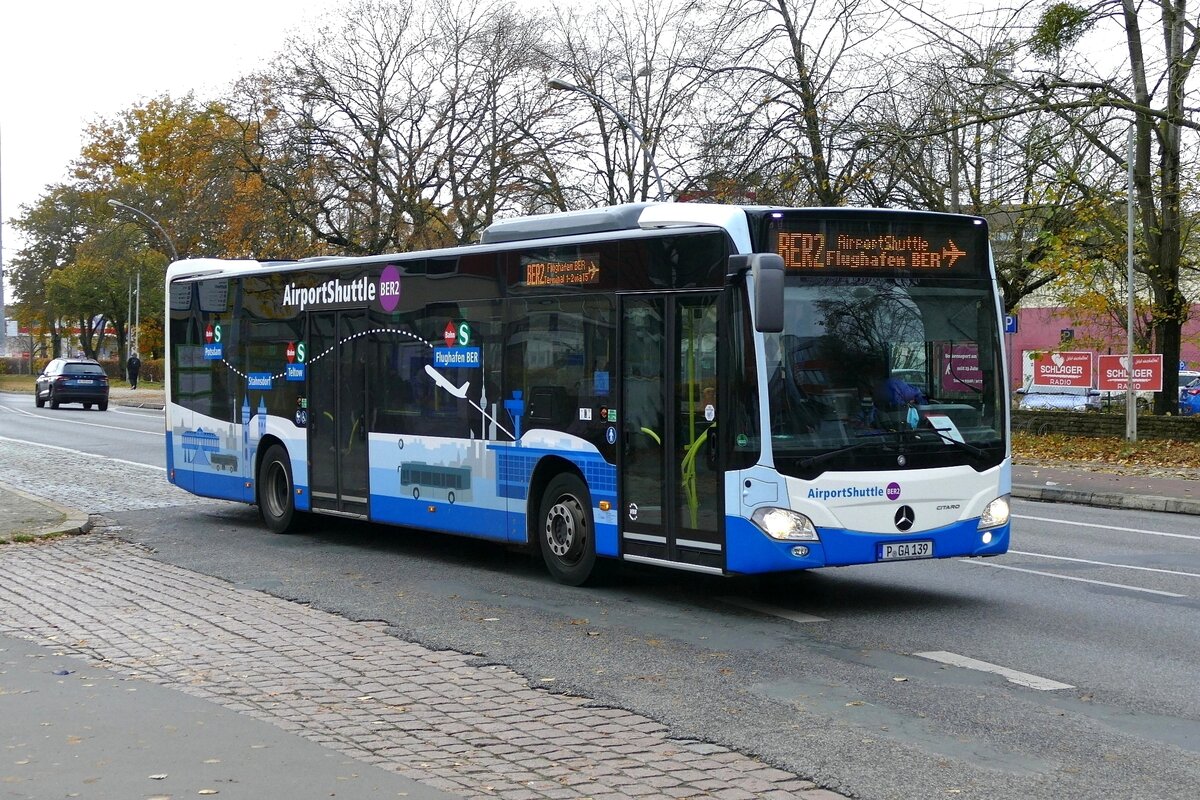Busbetrieb Günter Anger-angerbus, Mercedes-Benz MB Citaro C2 (P-GA 139) als Airport Shuttle BER2, Teltow Warthestr. im November 2021. 