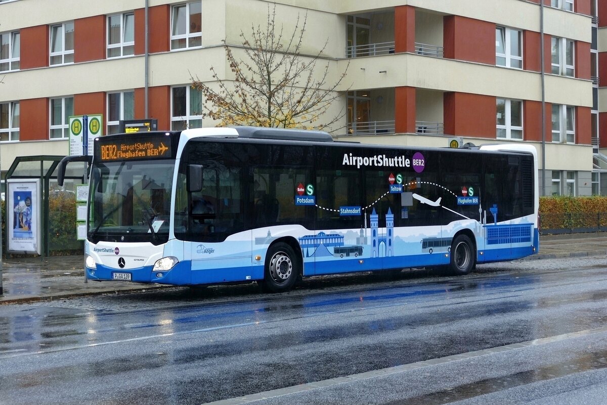 Busbetrieb Günter Anger-angerbus, Mercedes-Benz MB Citaro C2 (P-GA 139) als Airport Shuttle BER2 in Teltow Warthestr. im November 2021.
