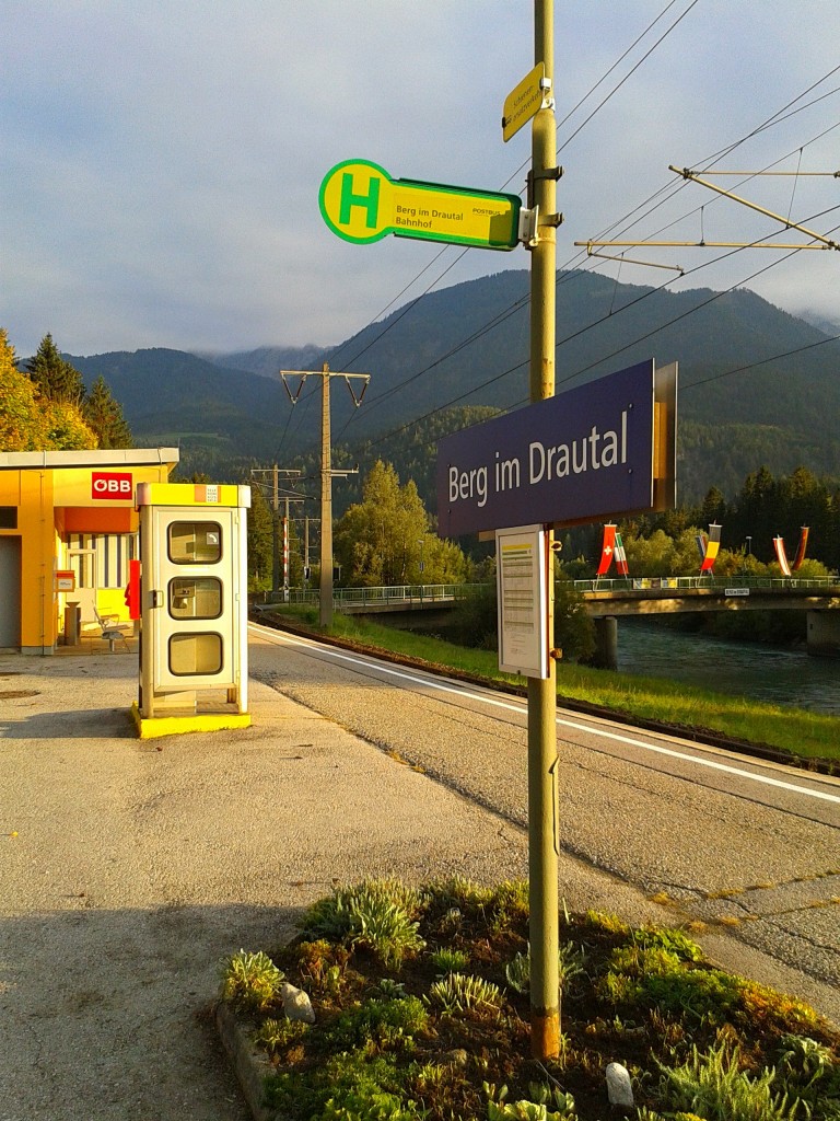 Bushaltestelle Berg im Drautal Bahnhof am 1.10.2015. (Kfl. 5021)