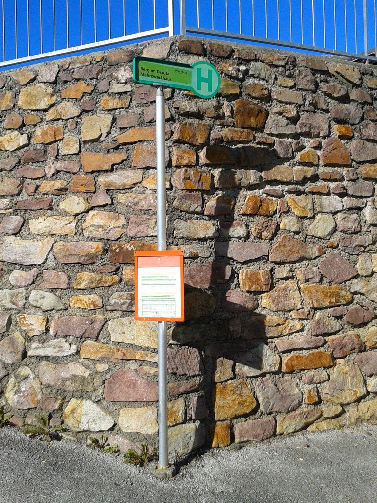 Bushaltestelle Berg im Drautal Mehrzweckhaus am 23.10.2015. Diese Haltestelle wurde von der ÖBB-Postbus GmbH nur ein mal am Tag, um 7:23, mit einem Kurs von Irschen Gemeindeamt nach Greifenburg Gemeindeamt bedient. Seit der Betriebsaufnahme der OGV am 14.9.2015 wird sie in Richtung Greifenburg um 6:00, 7:25, 7:40 und 17:20 bedient. In Richtung Oberdrauburg wird sie um 6:14, 12:53, 13:53, 14:16, 15:16, und 18:31 bedient. (Kfl. 5021)