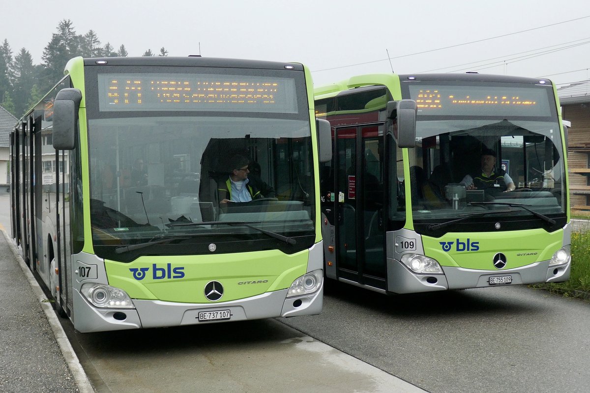 Busland AG MB C2 Euro 5 107 und der abfahrende C2 Ü 109 am 13.5.20 beim Bahnhof Affoltern-Weier.