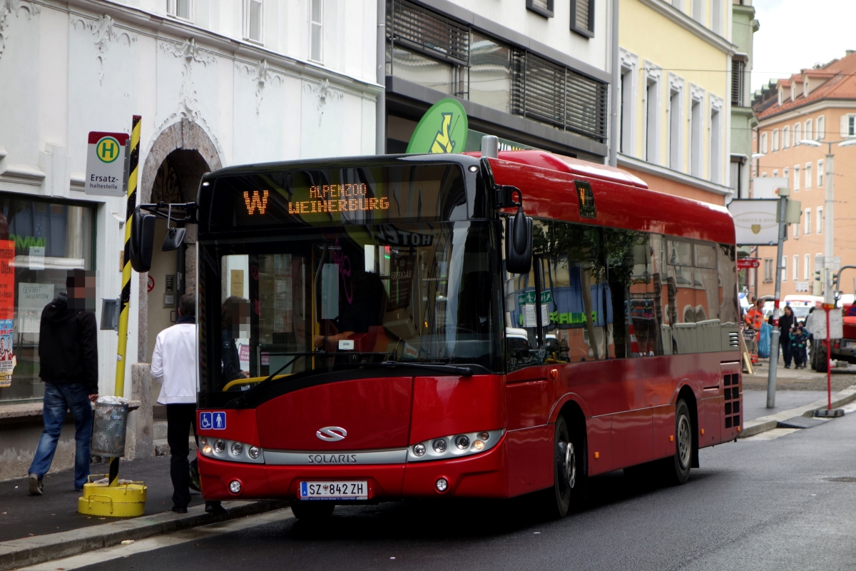 Busreisen Heiss Hall im Auftrag der IVB, Solaris Urbino 8.9 LE (SZ-842 ZH, 2014) am 23. August 2014 in Innsbruck Marktplatz.