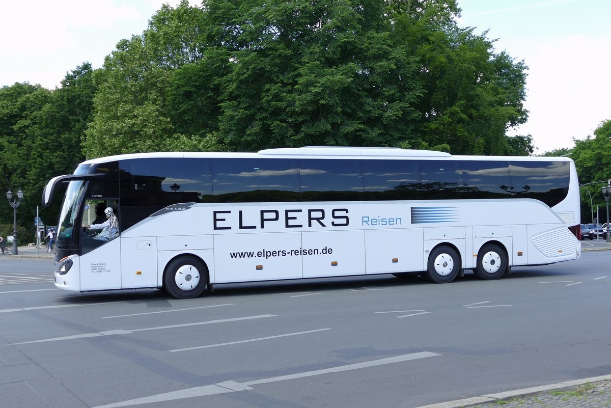 #busretten -Buskorso, hier mit einem Setra S 519 HD /Elpers Reisen nebst Skelett Modell. Berlin -Tiergarten /Gr0ßer Stern am 27.05.2020.