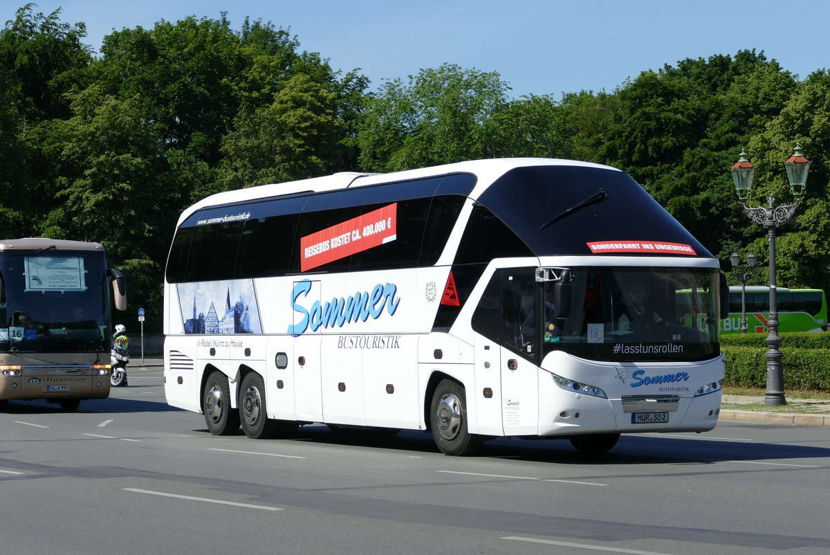 #busretten -Buskorso mit einem Neoplan Starliner, 'Sommer -Bustouristik'. Großer Stern, Berlin -Tiergarten am 27.05.2020.