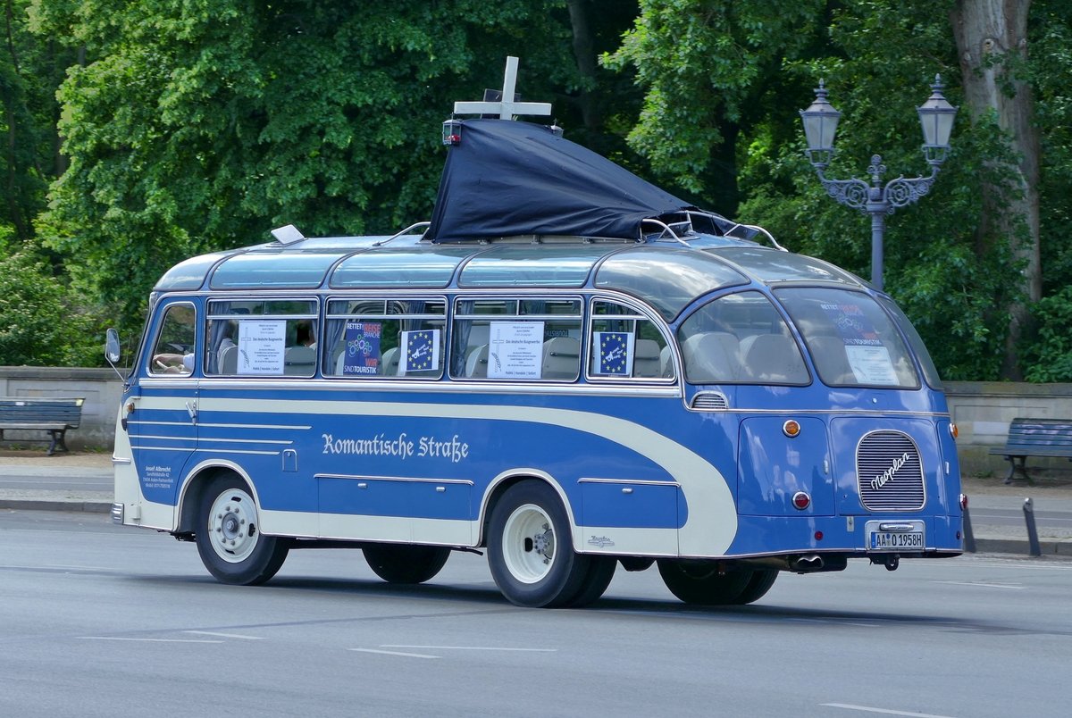 #busretten -Buskorso mit Oldtimer Bus Auwärter Neoplan 6/7 'Romantische Straße'. Berlin -Tiergarten /Großer Stern am 27.05.2020.