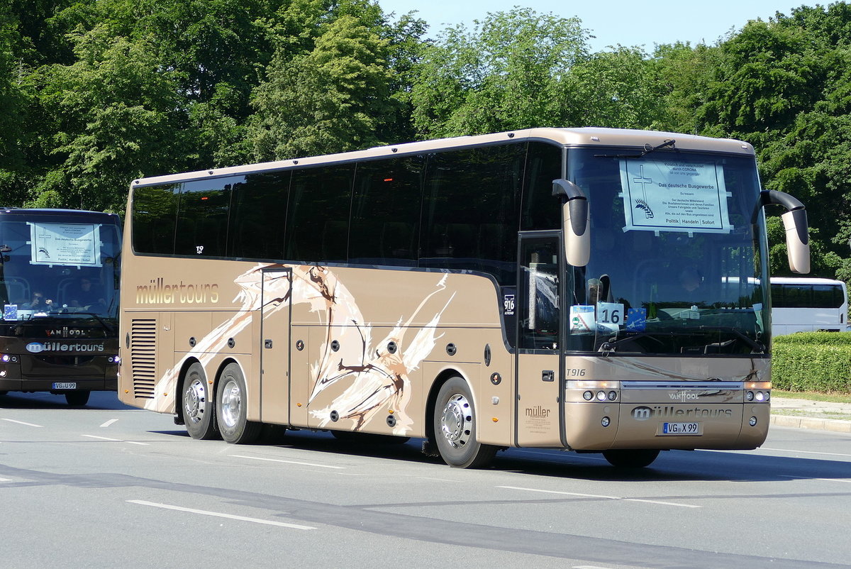#busretten (Teil 1) -Buskorso am Standort Großer Stern in Berlin -Tiergarten am 27.05.2020, hier mit einem VanHool T916. (Teil 1)