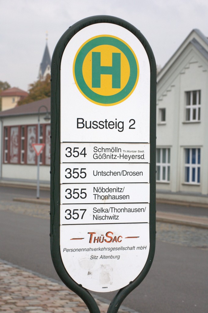 Bussteig 2 der ThSac  in Schmlln am Bahnhof. 12.10.2013 15:09 Uhr