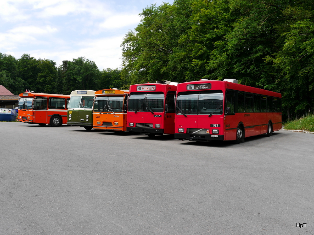 Bustag 2017 in Burgdorf - ex SVB ( Bern Mobil ) Volvo B10M 193 mit div. Oldtimer zum Fototermin in Burgdorf am 25.06.2017