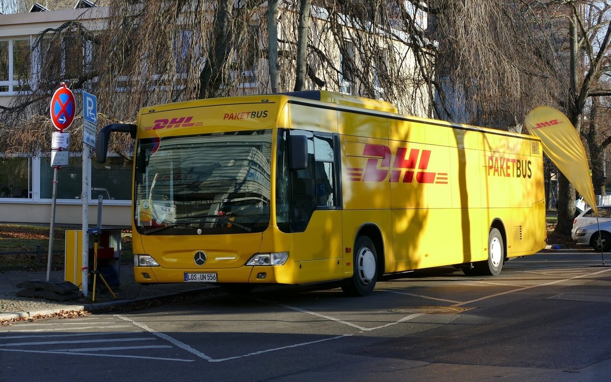 Busverkehr Oder-Spree GmbH (BOS) mit dem Mercedes-Benz MB O530 Citaro Ü Facelift,  Wagen '556', unterwegs als DHL Paketbus. Berlin-Steglitz, Anfang Dezember 2020.