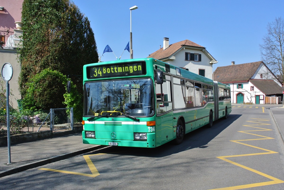BVB MB 405GN Nr. 734 auf der Linie 34 an der Endhaltestelle Riehen Bahnhof, 28.03.2014. Basel ist eine der letzten Städte der Schweiz, welche noch MB 405 im Einsatz haben. Doch auch der Einsatz der Basler 405 hat bald ein Ende.
