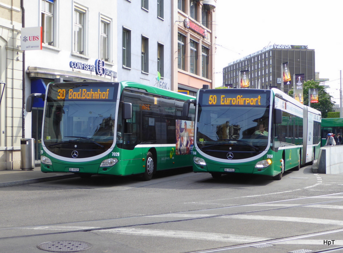 BVB - Mercedes Citaro Nr.7029  BS 99329 unterwegs auf der Linie 30 und Mercedes Citaro  Nr.54  BS  99354 unterwegs auf der Linie 50 bei den Bushaltestellen vor dem Bahnhof in Basel SBB am 09.05.2016