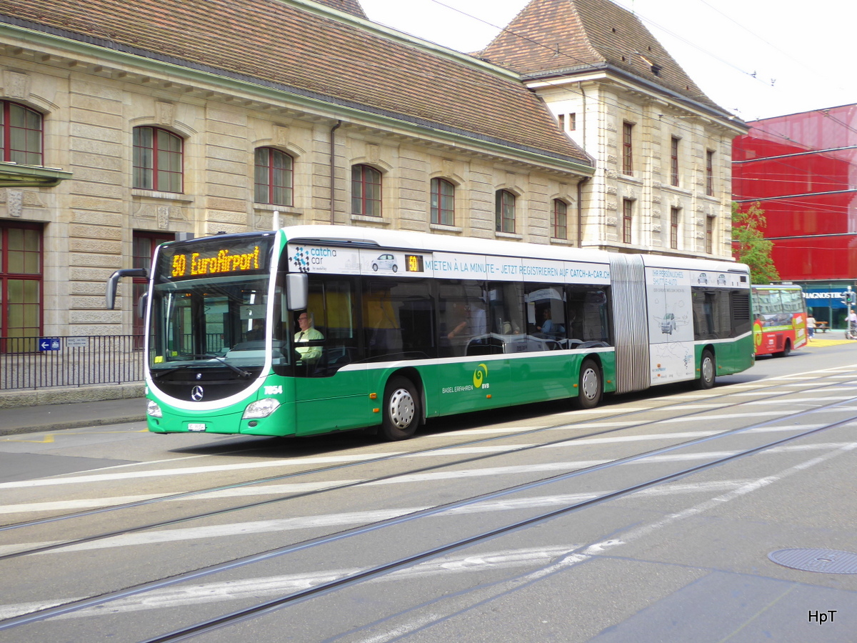 BVB - Mercedes Citaro Nr.7054  BS 99354 unterwegs auf der Linie 50 bei den Bushaltestellen vor dem Bahnhof in Basel SBB am 09.05.2016
