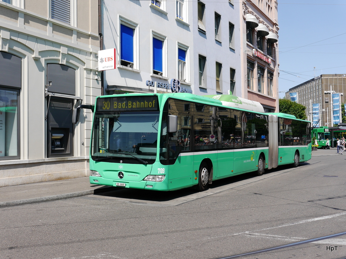 BVB - Mercedes Citaro Nr.709 BS 6668 unterwegs auf der Linie 30 vor dem Bahnhof Basel SBB am 11.07.2015