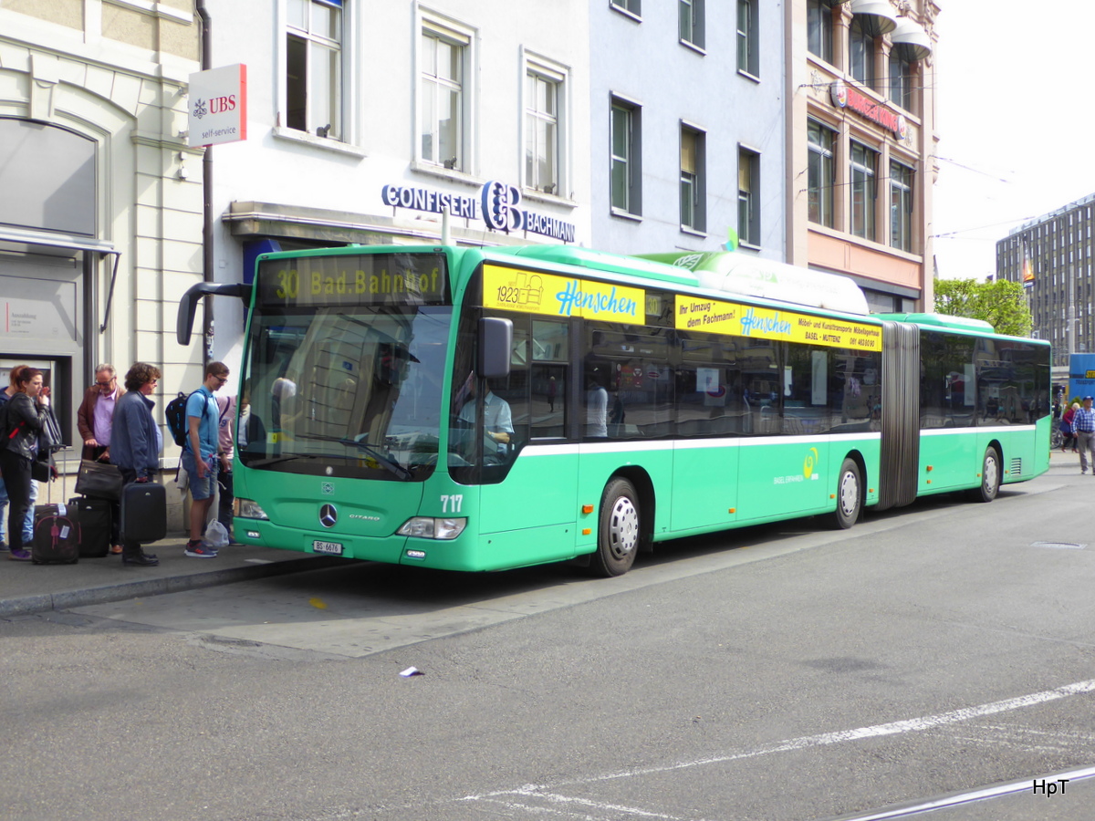 BVB - Mercedes Citaro Nr.717  BS 6676 unterwegs auf der Linie 30 bei den Bushaltestellen vor dem Bahnhof in Basel SBB am 09.05.2016