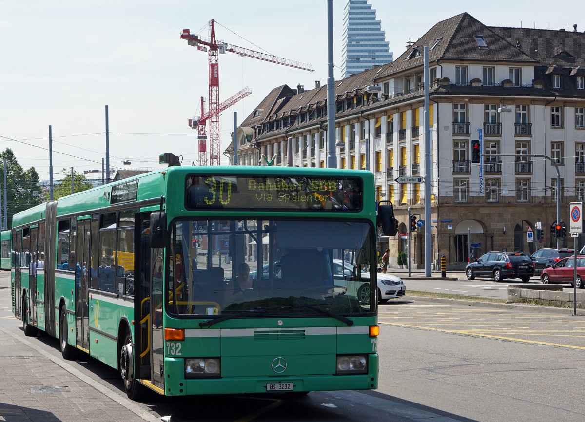 BVB: Nach wie vor unentbehrlich sind die Mercedes Gelenkbuss aus dem Jahre 1996. Wagen Nr. 732 (ehemals VAG Freiburg, BVB ab 2005) auf der Linie 30 am 12. Juni 2015.
Foto: Walter Ruetsch 