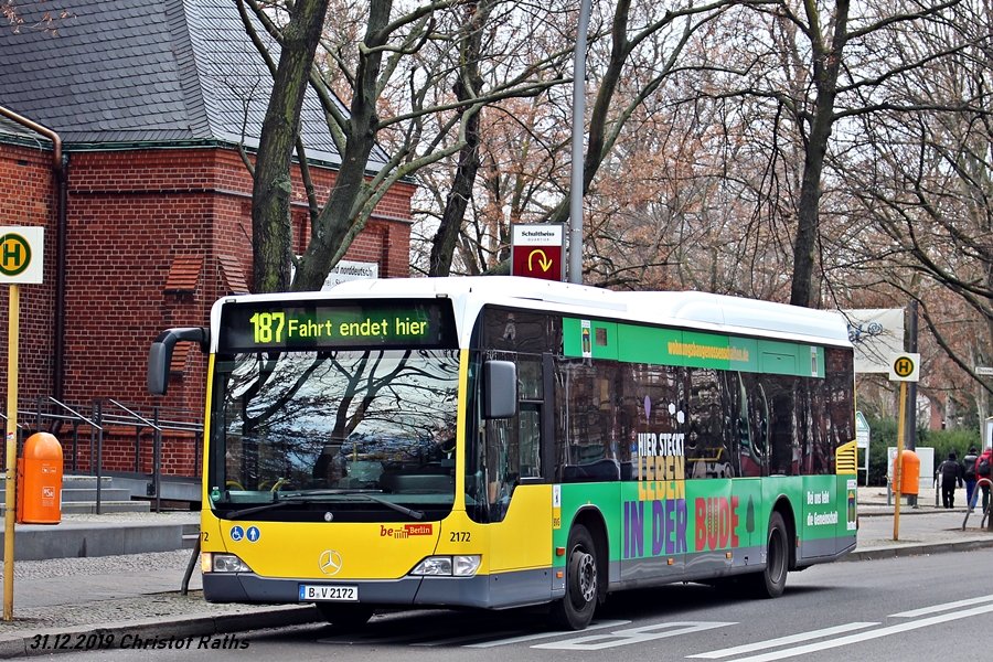 BVG 2172 mit Werbung füt die Berliner Wohnungsbaugenossenschaften / WBG Reinickes Hof eG am 31.12.2019, Berlin, U-Bahnhof Turmstraße auf Linie 187