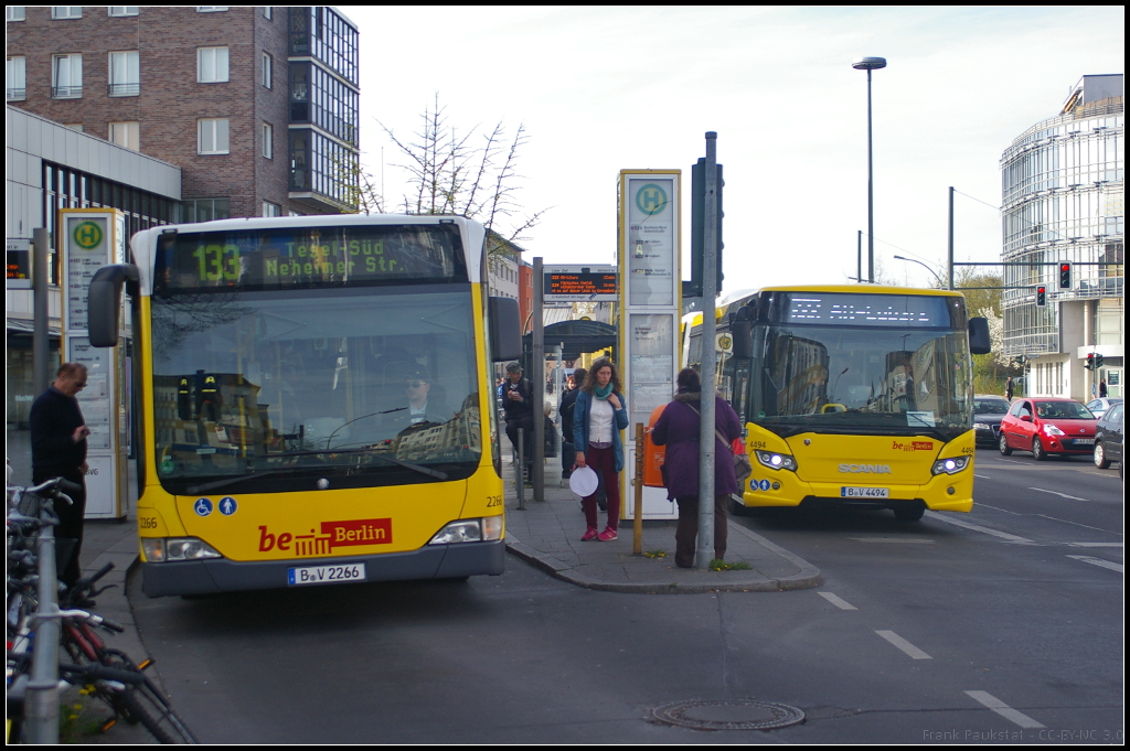 BVG 2266 und BVG 4494 an der Haltestelle  U Tegel  am 21.04.2015 in Berlin-Tegel. Links steht ein Bus vom Typ EvoBus O 530 LE, rechts ein Scania Citywide LFA. Der EvoBus ist ein 2-achsiger Niederflurbus, der in den Jahren 2009 bis 2011 angeschafft wurde und insgesamt 92 Passagieren Platz bietet. Der Scania gehört zu einer ersten Auslieferung von 70 Bussen aus dem Jahr 2014. Es handelt sich dabei um einen Gelenkbus mit drei Türen und bietet insgesamt 129 Passagieren Platz.