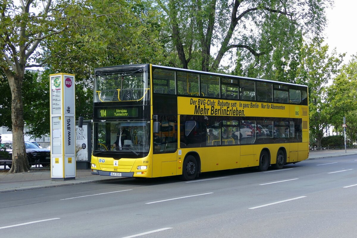 BVG Berlin - MAN Lion's City DD [ B-V 3130 ] mit abweichenden Berlin-Logo (Front), als Linie 104 unterwegs durch Berlin - Masurenallee im August 2020.