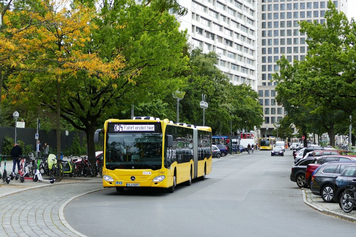 BVG Berlin - Mercedes Benz Citaro C2 Gl. (GN21) B-V 5327, fährt den Hardenbergplatz/Zoo als X34 entlang, Berlin im September 2021.