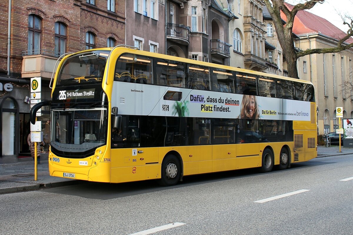 BVG Berlin- mit dem ADL Enviro 500 (DL21). Wagen 3704 auf der Linie 285 in Berlin-Zehlendorf im Dezember 2023.