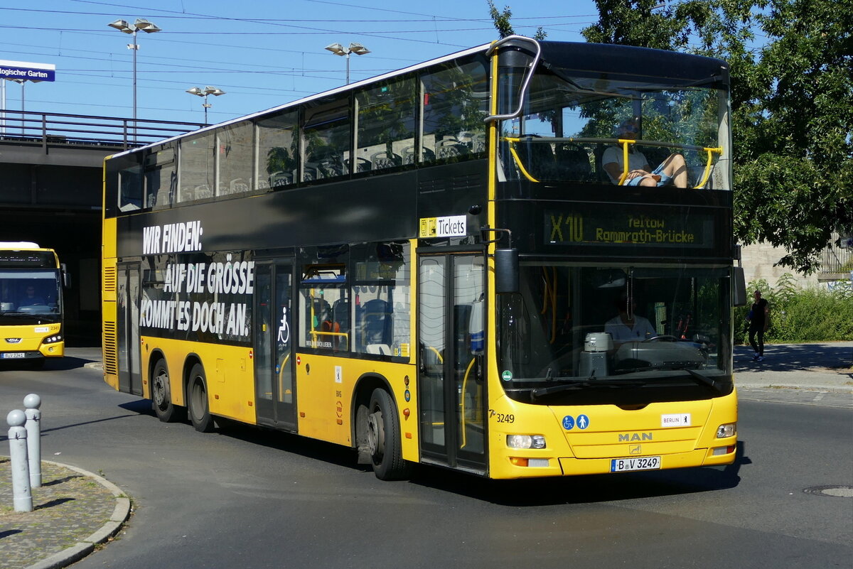 BVG Berlin- mit dem MAN Lion's City DD (DL07 ) Nr.3249 unterwegs auf der Linie X10, Berlin Zoologischer Garten im September 2023.