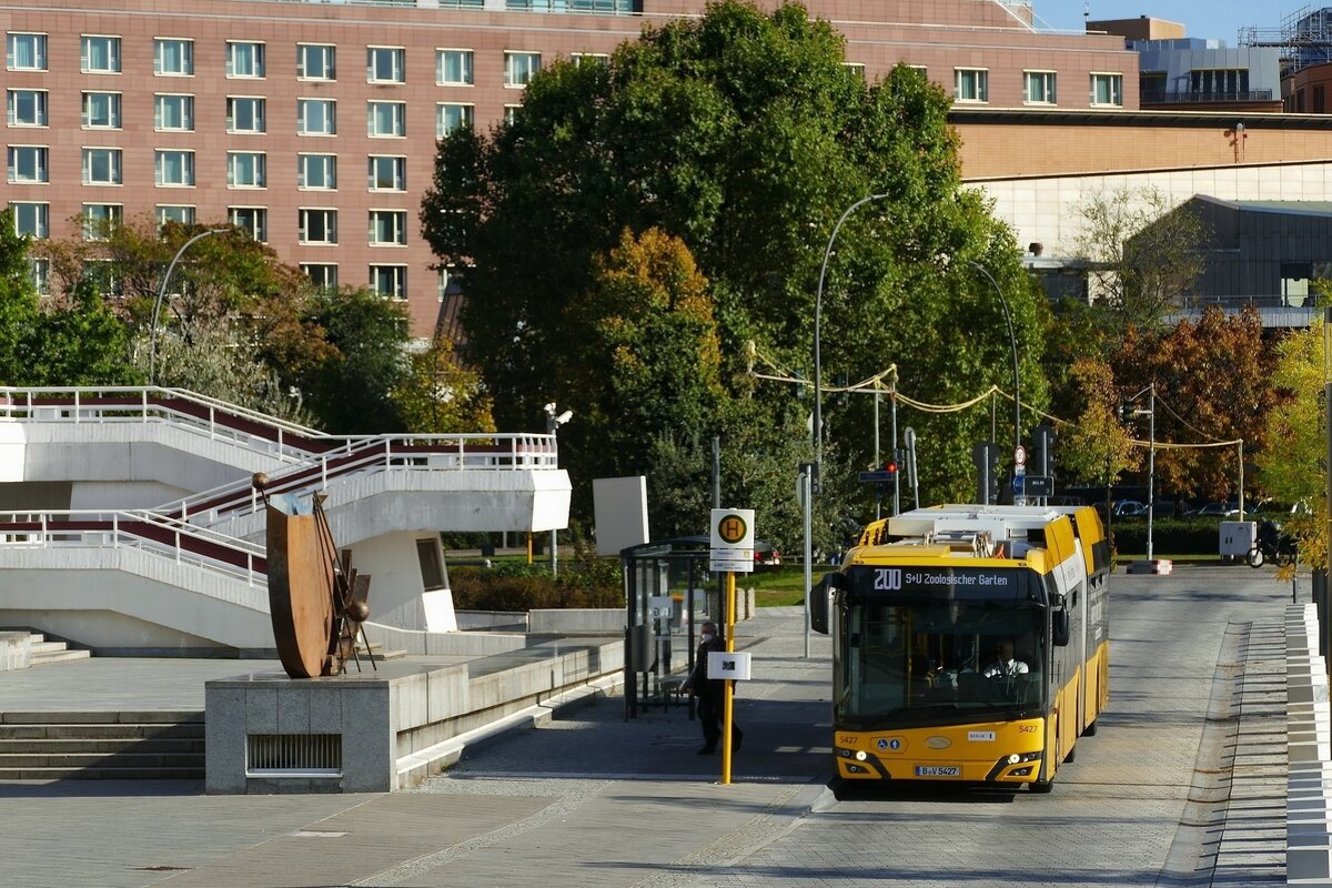 BVG Berlin - Solaris Urbino 18 electric (GE20) - Wagen 5427, auf der Linie 200, ist hier an der Haltestelle 'Philharmonie' zu sehen. Berlin im Oktober 2021.