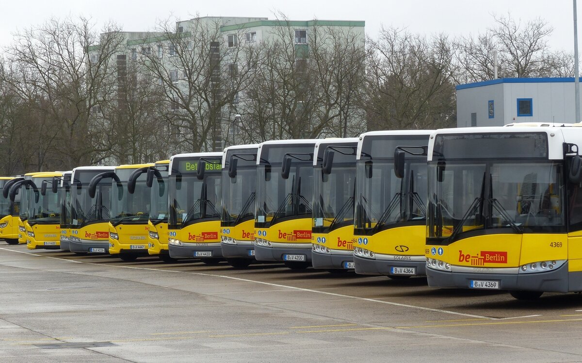 BVG Berlin, zum Betriebsende des Solaris Urbino 18 [GN 5,7,8 und GN9], hier in Berlin-Spandau, Februar 2016. [ Solaris Urbino 18, Wagen '4369'].