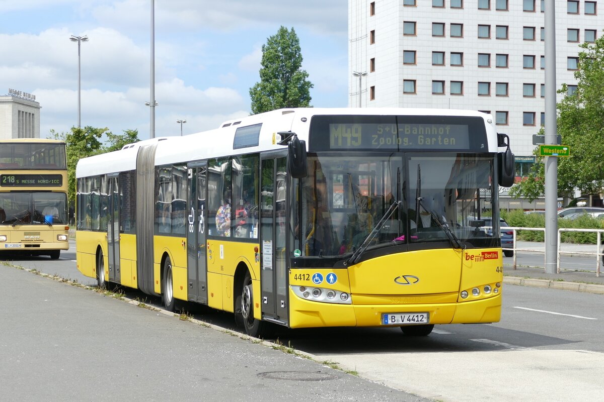 BVG Berlin, zum Betriebsende des Urbino 18, hier Wagen '4412' [GN09] unterwegs als M49 durch Berlin im Juni 2020. [Solaris]