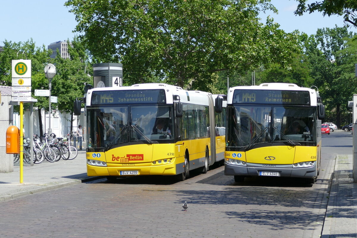 BVG Berlin, zum Betriebsende des Urbino 18 [GN05, 7, 8 und 9], die Wagen '4398' & '4346' als M49 und M45, in Berlin/ Hardenbergplatz im Juni 2020. Teil I.