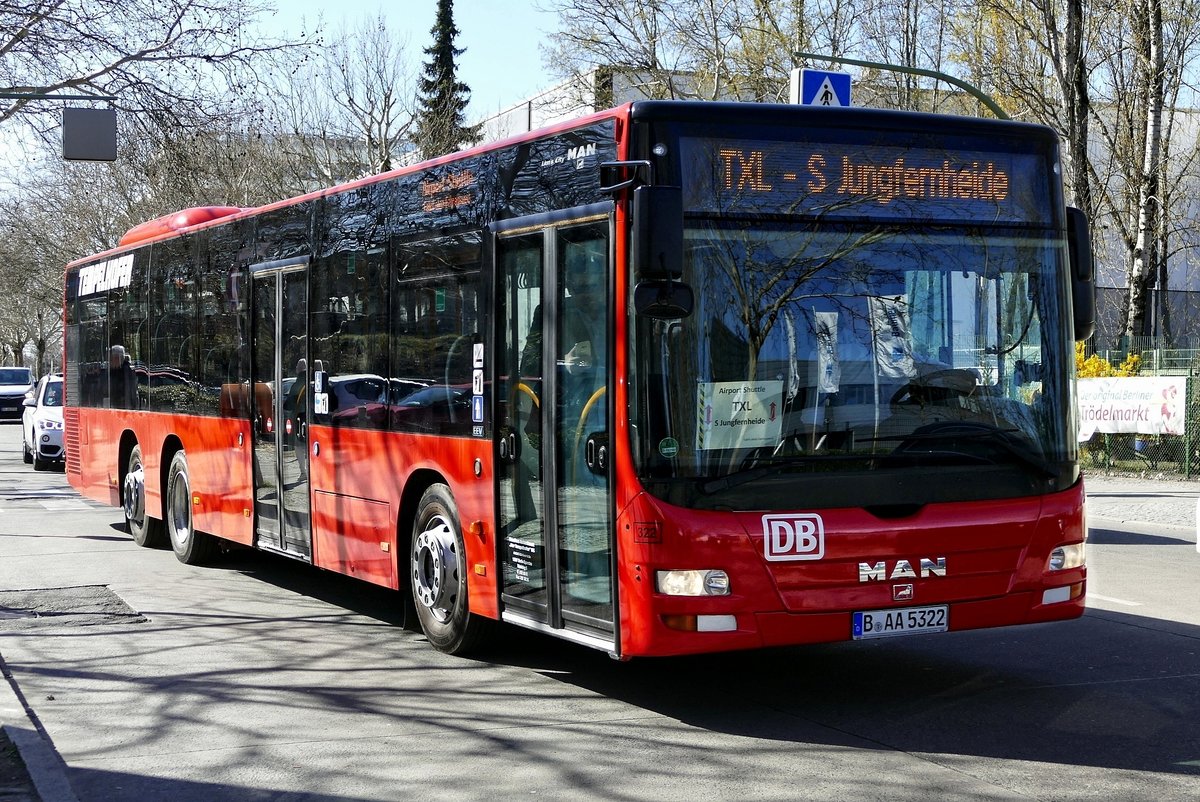 BVG-Bus Ersatzverkehre zwischen  Flughafen Berlin Tegel und dem S+U Bhf. Jungfernheide /& ret., u.a. mit dem MAN Lion's City (# 322) von 'Der Tempelhofer'' KG, Berlin- Charlottenburg am 1.4.2019.