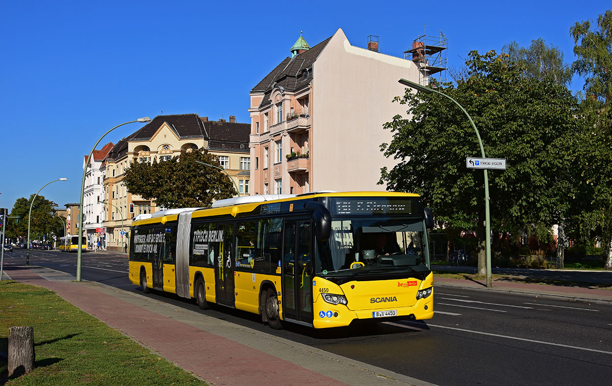 BVG Scania Citywide Wagen 4450 als Linie 130, S+U Rathaus Spandau, Seegefelder Straße, 26.09.2015.