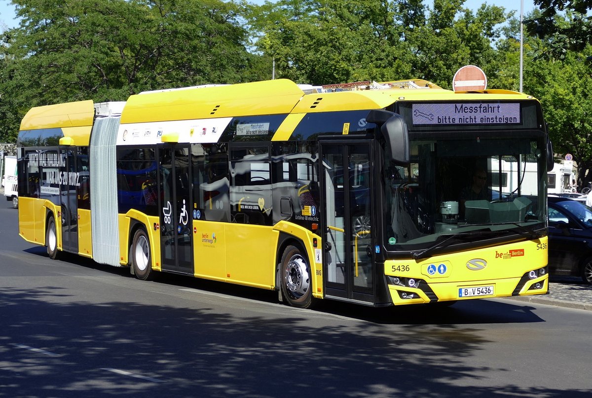 BVG -Solaris Urbino 18 electric (GE20), Wagen 5436 im Testbetrieb.  Mit Zielanzeige 'Messfahrt'..., hier am Hardenbergplatz in Berlin, August 2020.