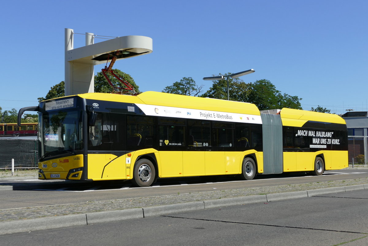 BVG -Solaris Urbino 18 electric (GE20) Wagen '5436', hier während des Aufladevorgangs in der Hertzallee. Berlin im August 2020.