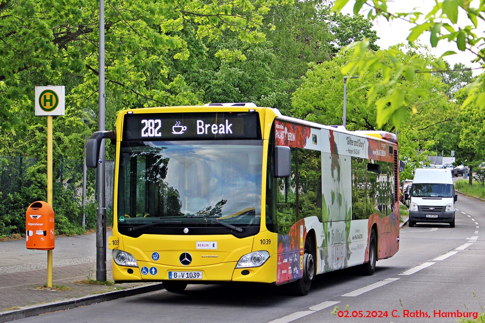 BVG Wagen 1039 als Linie 282 am 02.05.2024 in der Dillenburger Straße, Berlin | Werbung: Friedrichstadt-Palast, Falling in Love