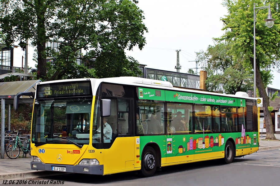 BVG Wagen 1339 auf Linie 396 nach U Friedrichsfelde - Berlin, S Karlshorst, Stolzenfelsstraße - am 12.06.2016 - Werbung: Wohnungsbaugenossenschaften